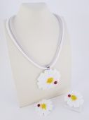 Км0012: Комплект белый цветок (колье+кольцо+серьги+брошь) из каучука и муранского стекла