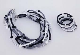 Км0008: Комплект (колье+браслет) из муранского стекла и каучука черно-белый